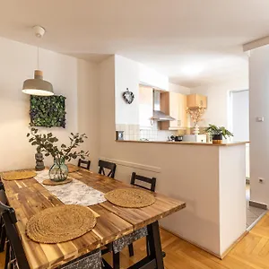 Gozsdu White Raven 305 Budapeszt